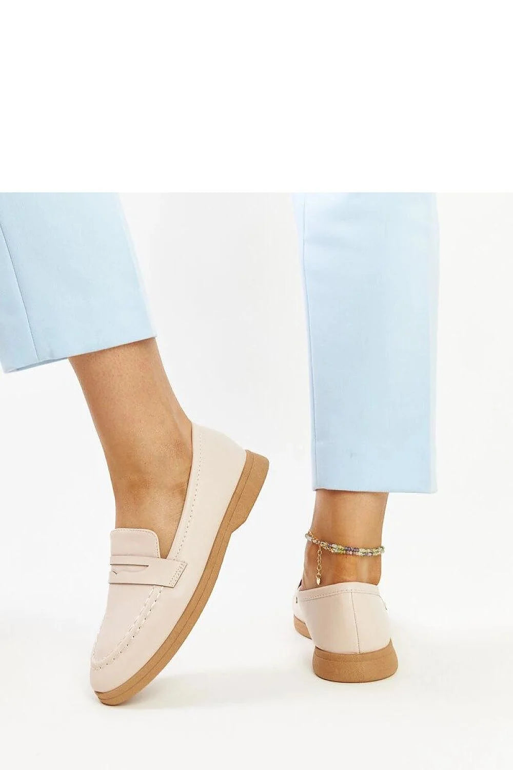 Mocassins féminins design moderne couleur beige clair bout en amande semelle en gomme facile à enfiler