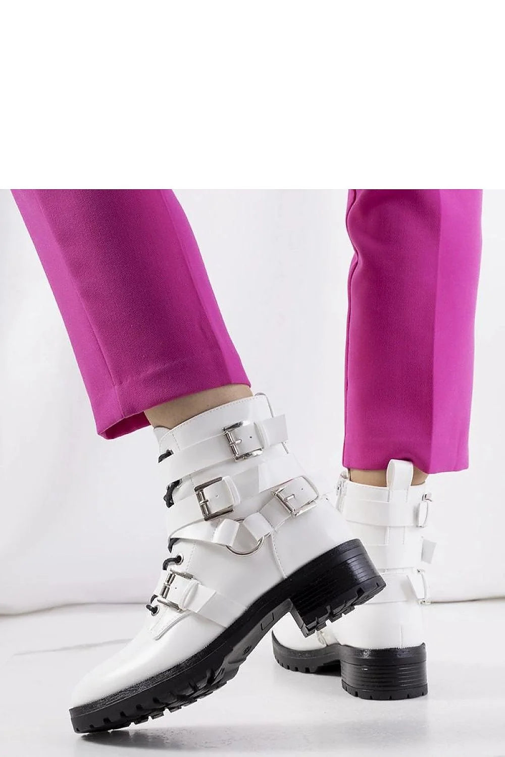 Bottes blanches pour femme, design moderne audacieux, cuir lisse, sangles ajustables, lacets noirs, semelle en caoutchouc, talon carré, look urbain, style sophistiqué, occasion quotidienne, soirée, mode tendance, confortable, qualité supérieure