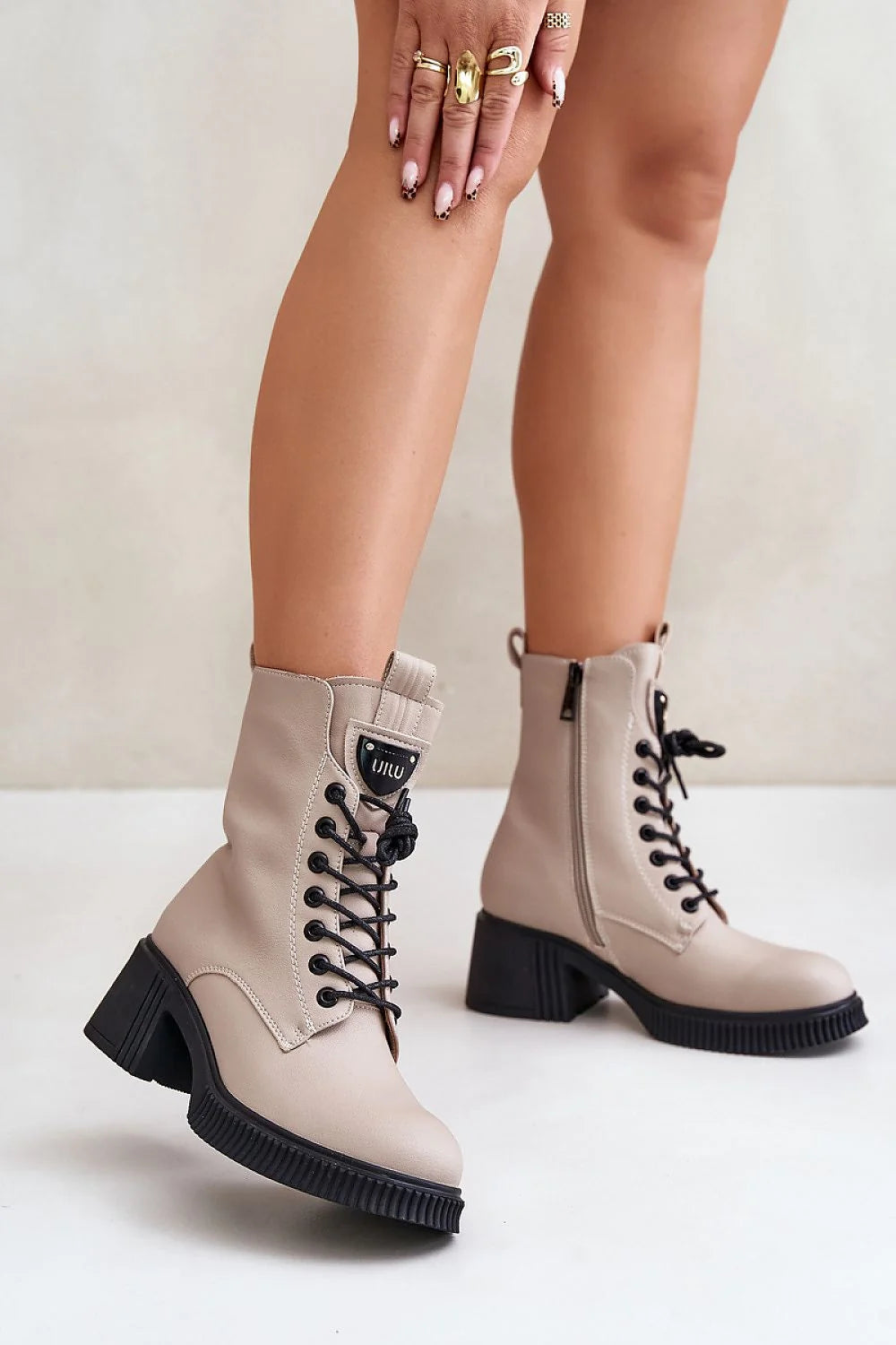 bottines montantes beige similicuir lacées œillets métalliques fermeture zippée semelle crantée noire talon bloc massif confortable doublure douce coutures apparentes