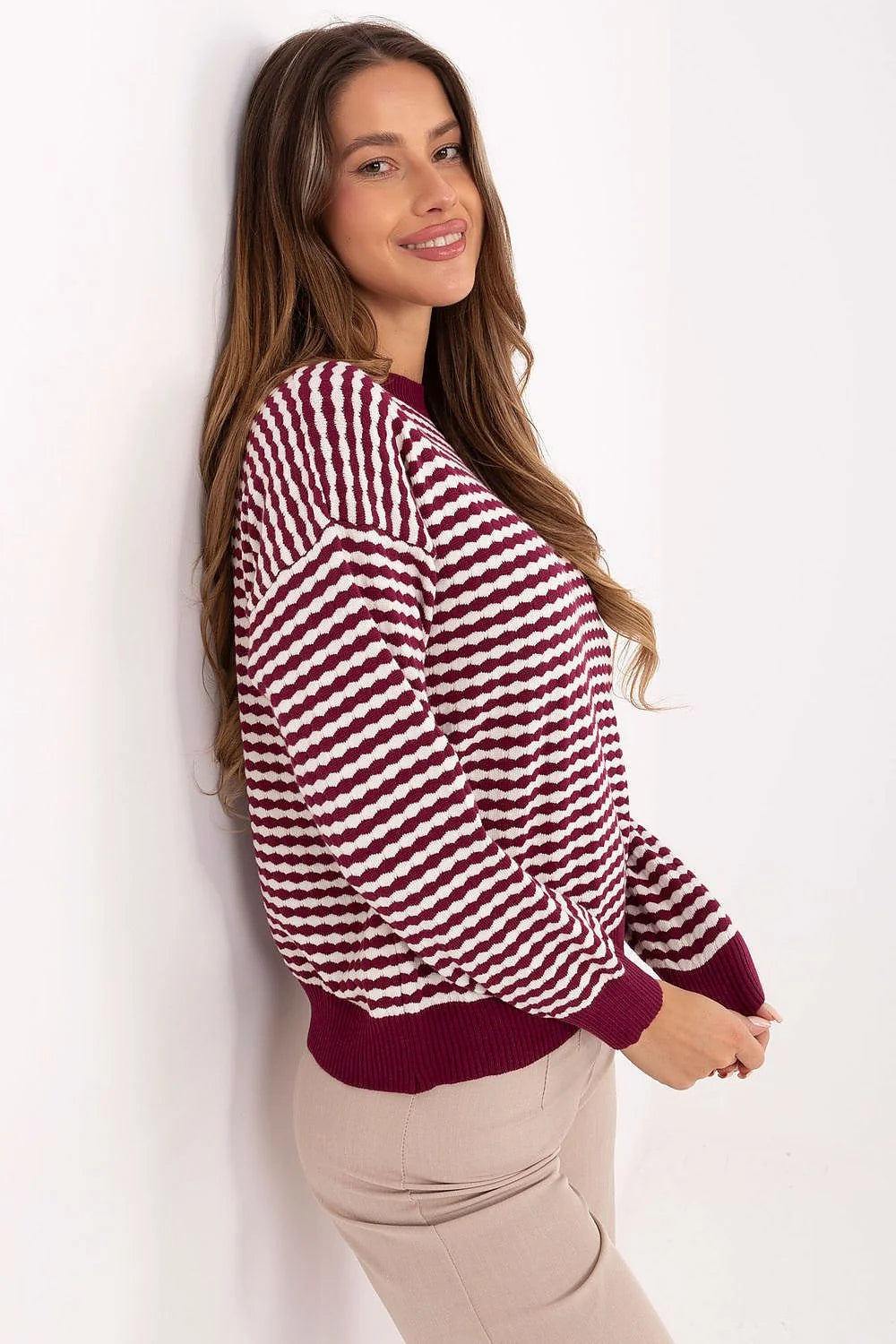 pull femme col rond maille tricotée coupe droite légèrement ample longueur taille idéale motif rayé bordeaux blanc ondulé