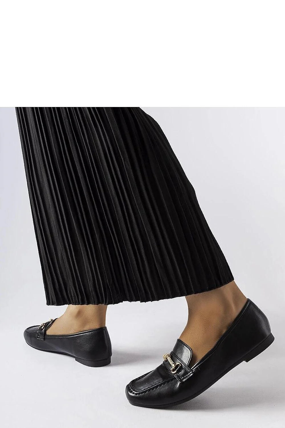 Mocassins femme élégance et confort cuir noir bijoux métal doré silhouette classique bout arrondi semelle plate occasion多种 noir