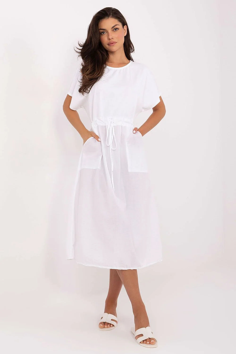 Robe d'été légère en coton blanc manches courtes taille ajustable pour femmes style minimaliste