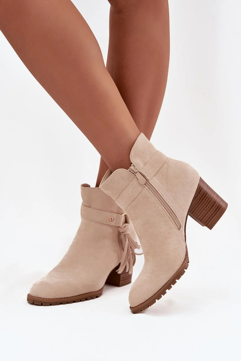 bottines femme cheville suédine daim beige bout amande talon bloc moyen aspect bois bride pampilles rivets dorés découpe festonnée
