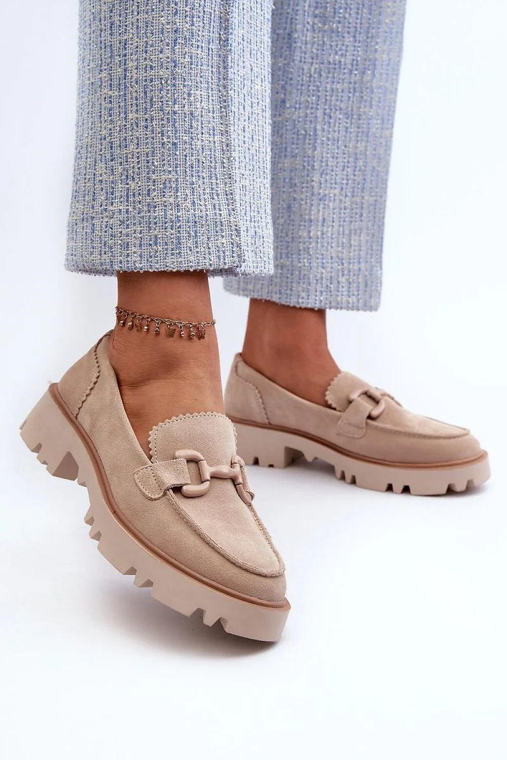 Mocassins femmes design moderne élégant cuir suédé beige détail chaîne semelle épaisse basse taille ajustable confortable style intemporel occasion quotidienne soirée