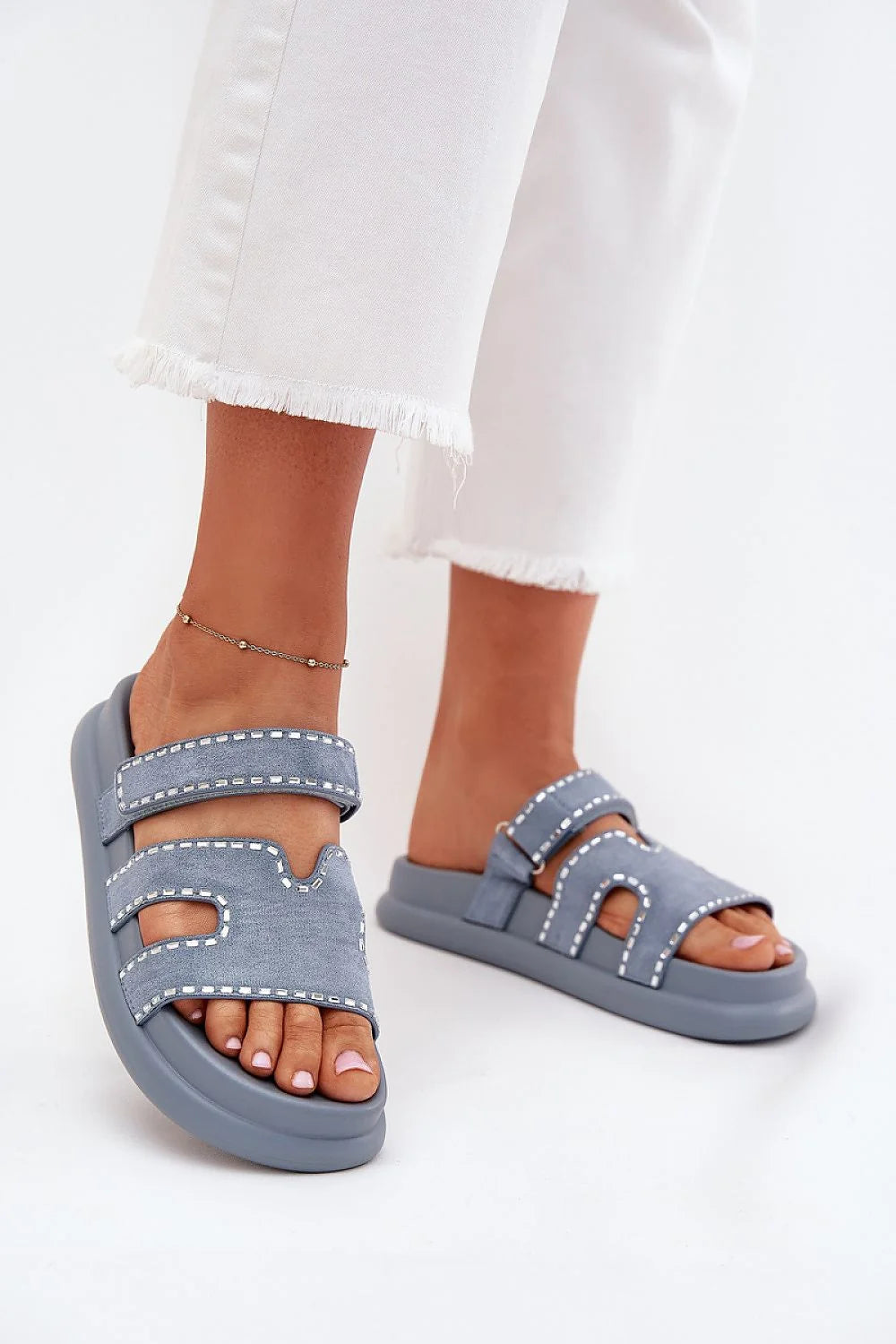 Sandales femmes modernes design minimaliste bandes ajustables couleur gris clair semelle épaisse confort toute la journée été