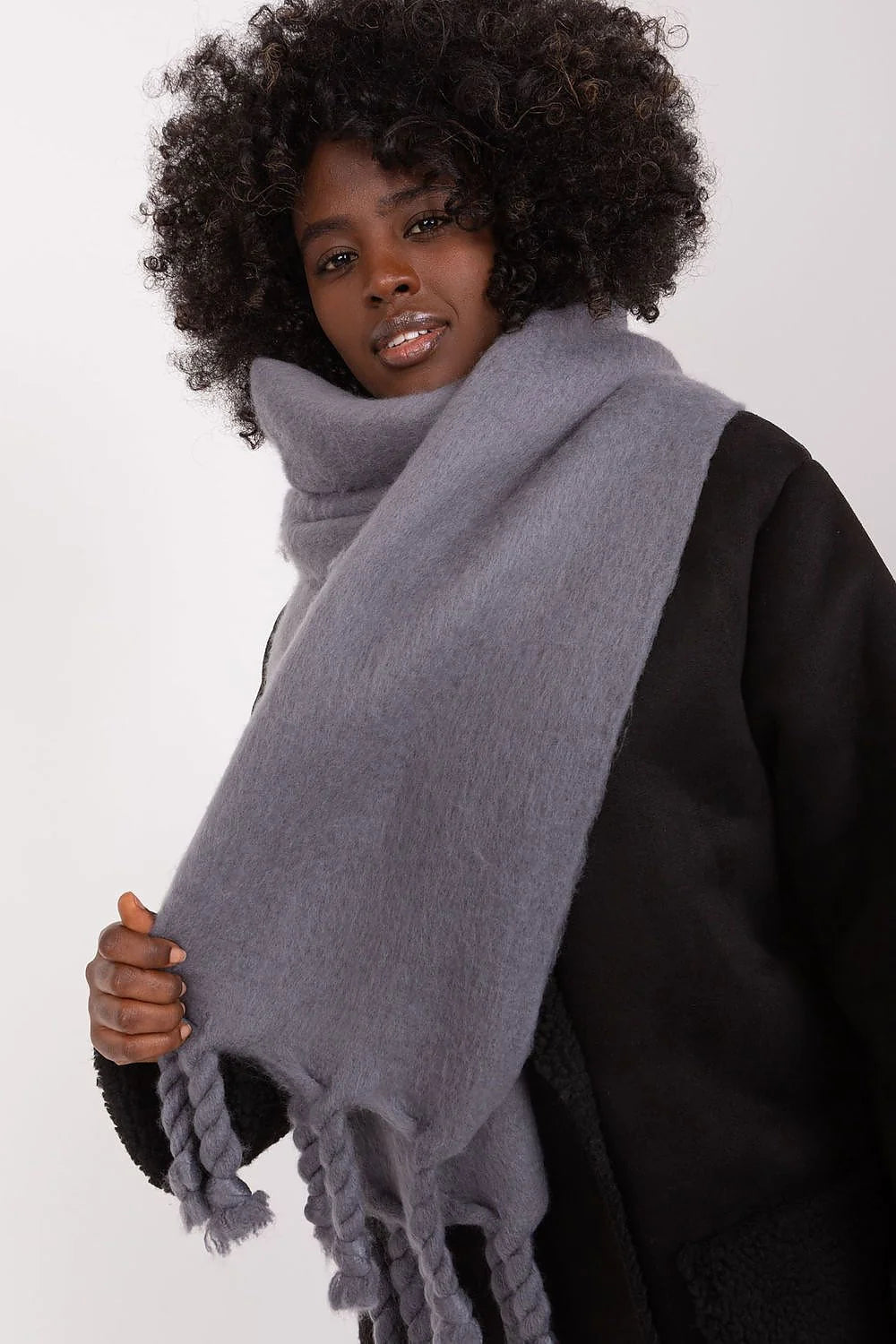 Écharpe et manteau d'hiver pour femme longue enveloppante coupé classique look intemporel franges torsadées imitation shearling noir et gris