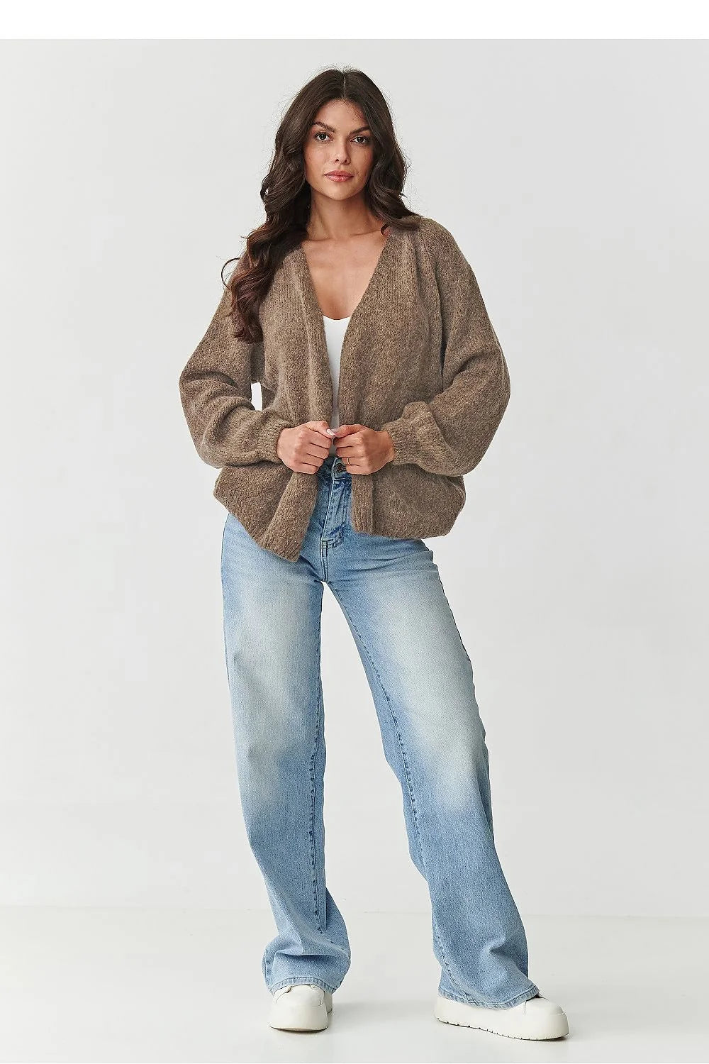 cardigan femme court oversize col V mohair laine polyamide acrylique doux léger duveteux manches bouffantes poignets ajustés taupe chic