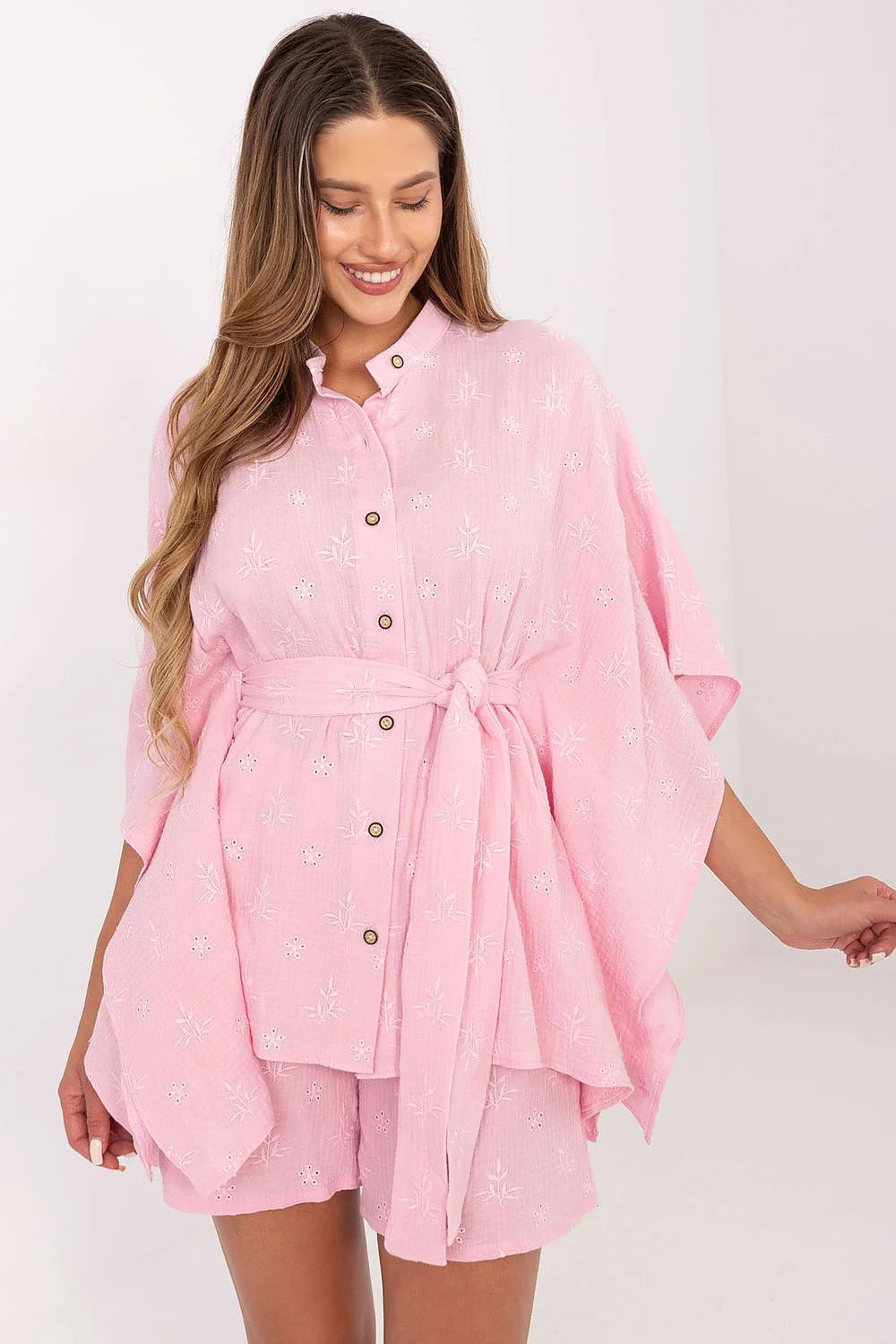 Ensemble Lakerta pour femme, chemise et shorts en coton crêpe, broderie florale, couleur rose pâle, ceinture assortie, style décontracté, coupe ample, manches larges, col rond, boutons en bois, occasion estivale, vêtement confortable, mode féminine