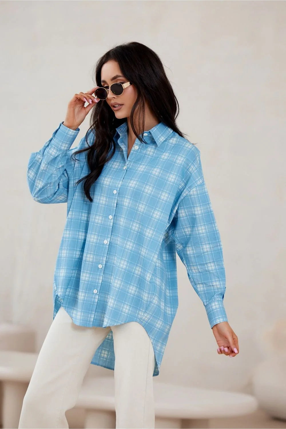 chemise femme manches longues oversize carreaux bleu ciel blanc coton respirant coupe asymétrique ourlet arrondi dos épaules tombantes boutons clairs
