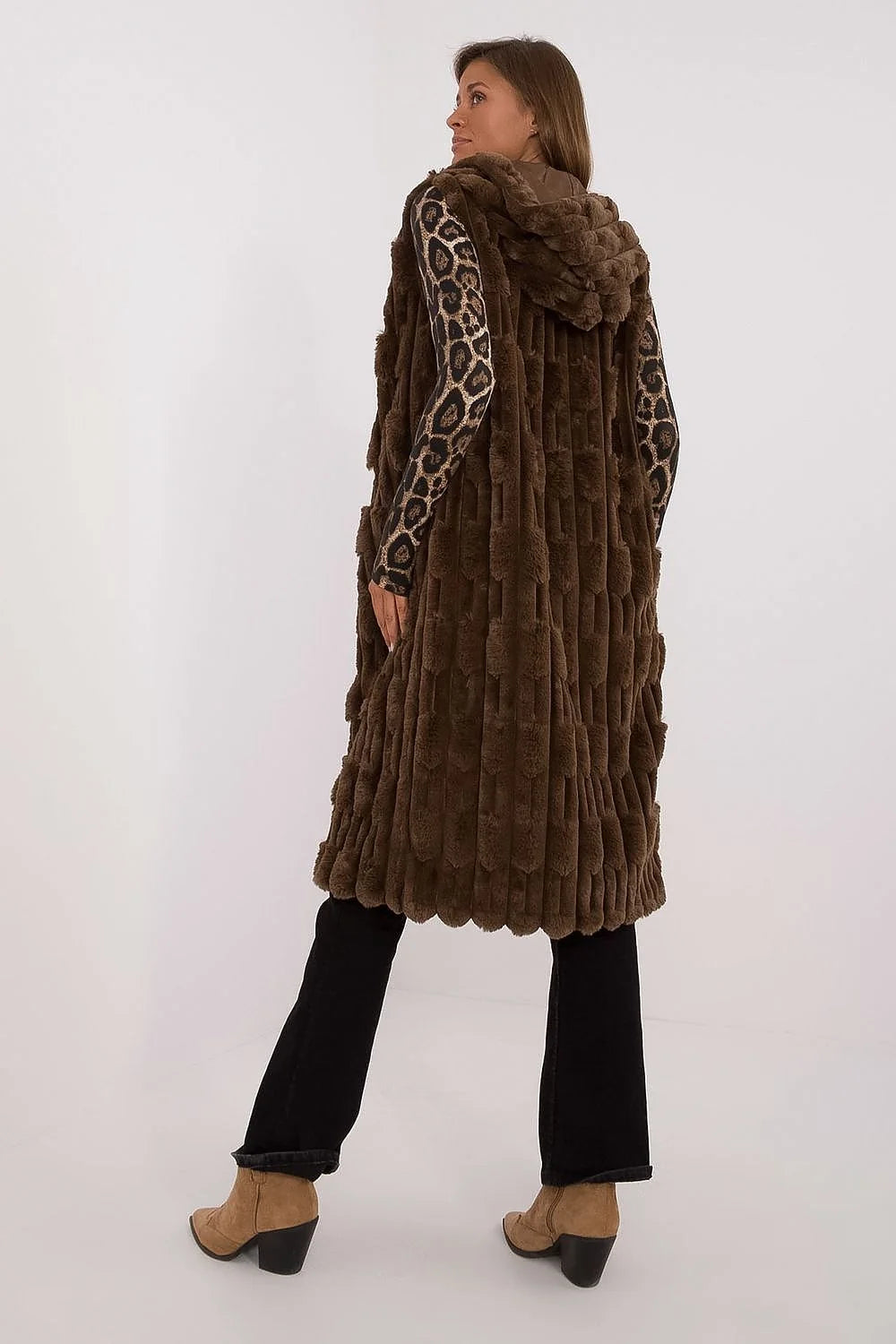 Gilet sans manches en fausse fourrure longue pour femmes, design élégant, capuche intégrée, couleur marron chocolat, coupe droite, occasion formelle et détente