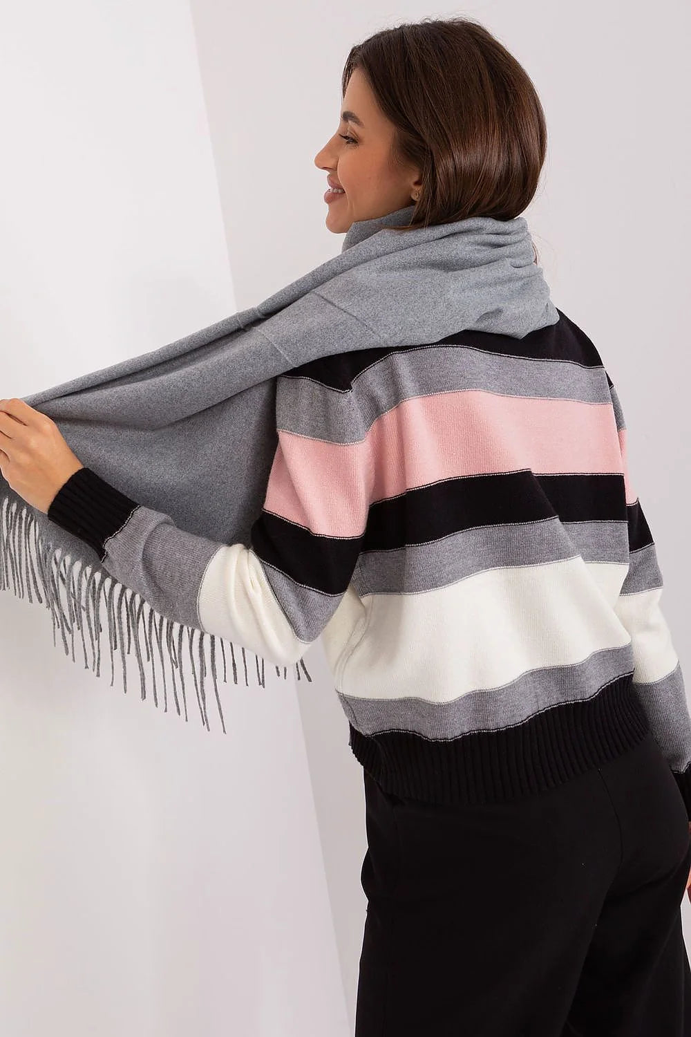 écharpe longue tricot classique pompons décoratifs grise claire chaude douce enveloppante franges élégante polyvalente ample confortable hivernale chic intemporelle femme