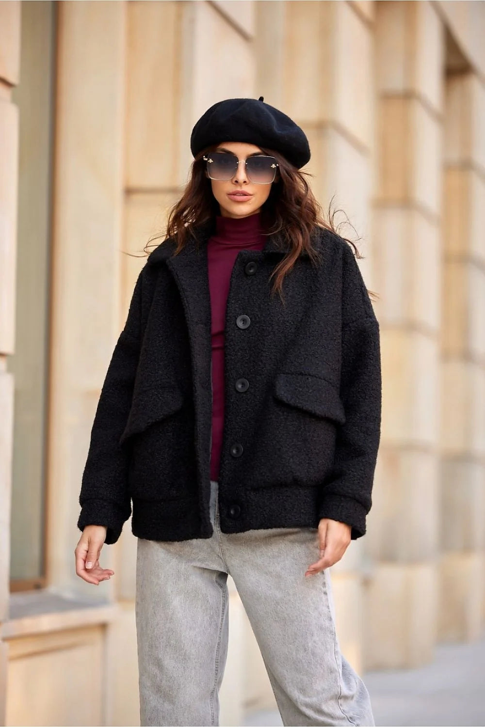 Veste noire moderne pour femme en laine bouclée coupe ample col classique boutons gros poches larges hiver automne chic élégant