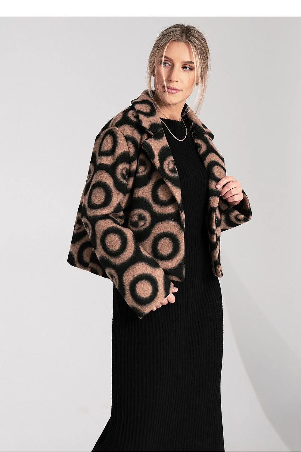 veste courte femme blazer oversize col cranté bouton unique feutré camel imprimé cercles concentriques manches larges tombé structuré superposable élégant