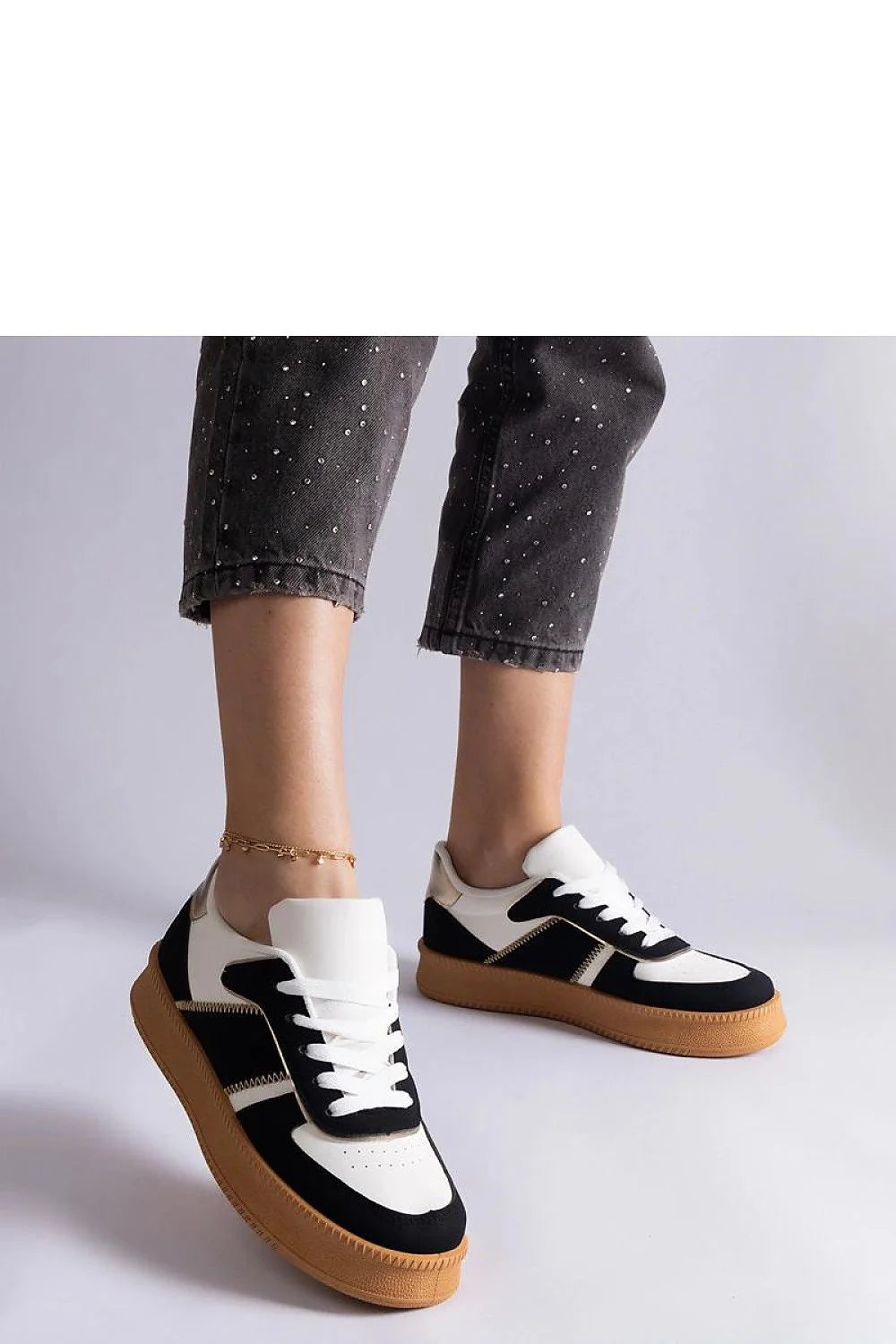 Baskets mode femmes cuir écologique noir blanc camel design moderne élégant semelle crantée confort durabilité