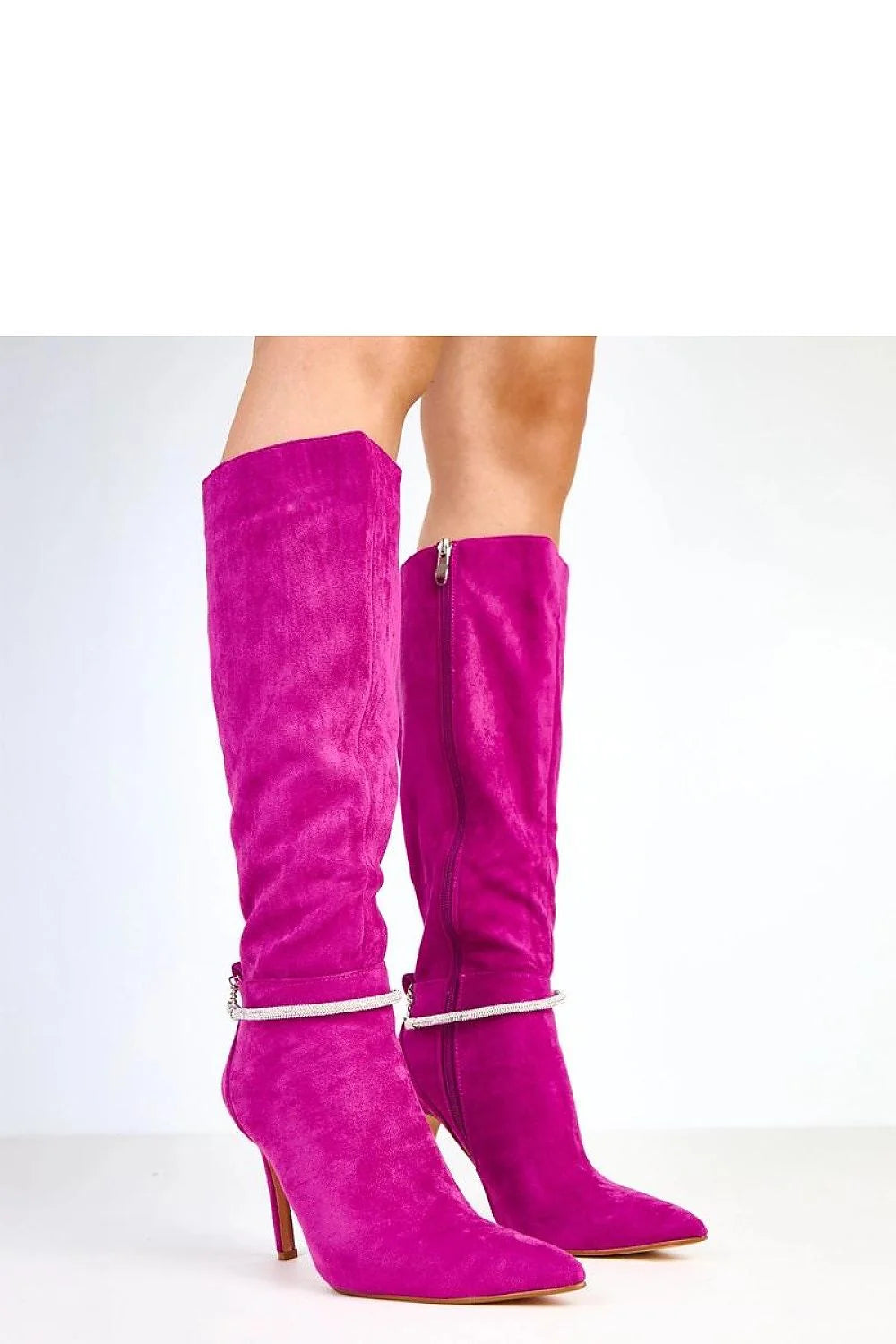 bottes hautes genou femme talon aiguille 10cm suédine fuchsia magenta bout pointu chaîne argentée décorative fermeture éclair intérieure