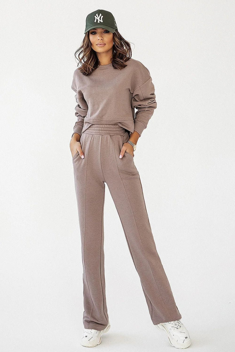 Pantalon survêtement IVON femme, style décontracté, coton élasthanne, taille haute, poches latérales, couleur verte émeraude, coupe droite, élastique confortable, look intemporel, occasion quotidienne, élégance subtile, vêtement polyvalent, mode féminine