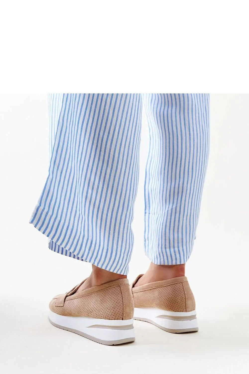 Mocassins pour femmes design moderne décontracté couleur beige perforé cuir suédé semelle épaisse blanche confortable occasion quotidienne