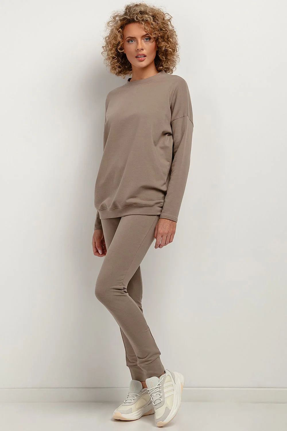 Ensemble détente femme moderne minimaliste coupe ample épaules tombantes manches longues taille élastiquée couleur taupe coton elasthanne confort