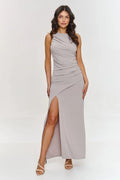 Robe de cocktail élégante taupe sans manches encolure bateau coupe ajustée fente haute soirée femme