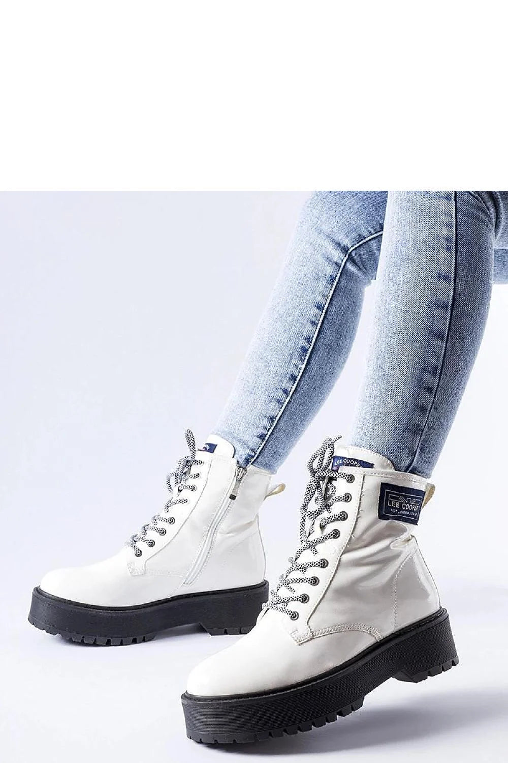 Bottines femmes cuir verni blanc design moderne audacieux fermeture éclair lacets bicolores semelle épaisse crantée coupe haute cheville logo discret