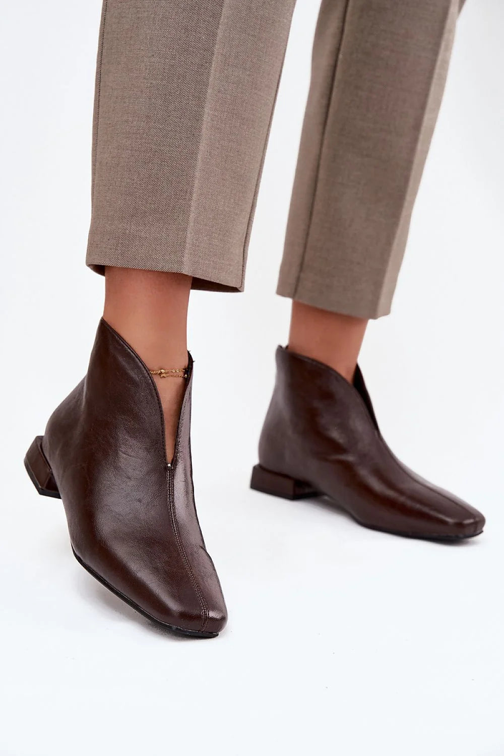 bottines femme similicuir marron chocolat cheville talonbas carré boutcarré minimaliste zippé arrière confortable élégantes intemporelles polyvalentes bureau citadine chic