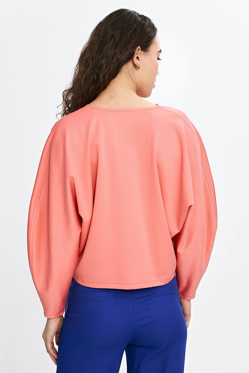chemisier féminin moderne viscose rose saumon manches longues encolure V profonde coupe loose ample fluide taille haute ourlet asymétrique