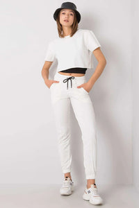 Ensemble t-shirt crop top pantalon jogger athleisure ample slim ajusté élastiquée blanche minimaliste moderne confortable streetwear chic