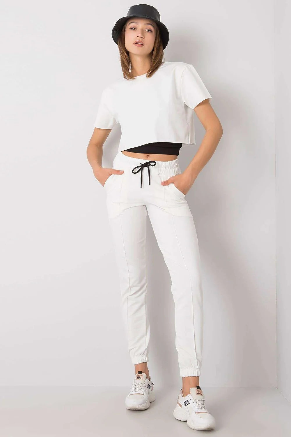 Ensemble femme moderne athleisure blanc t-shirt court pantalon jogger accessoires inclut chapeau et baskets