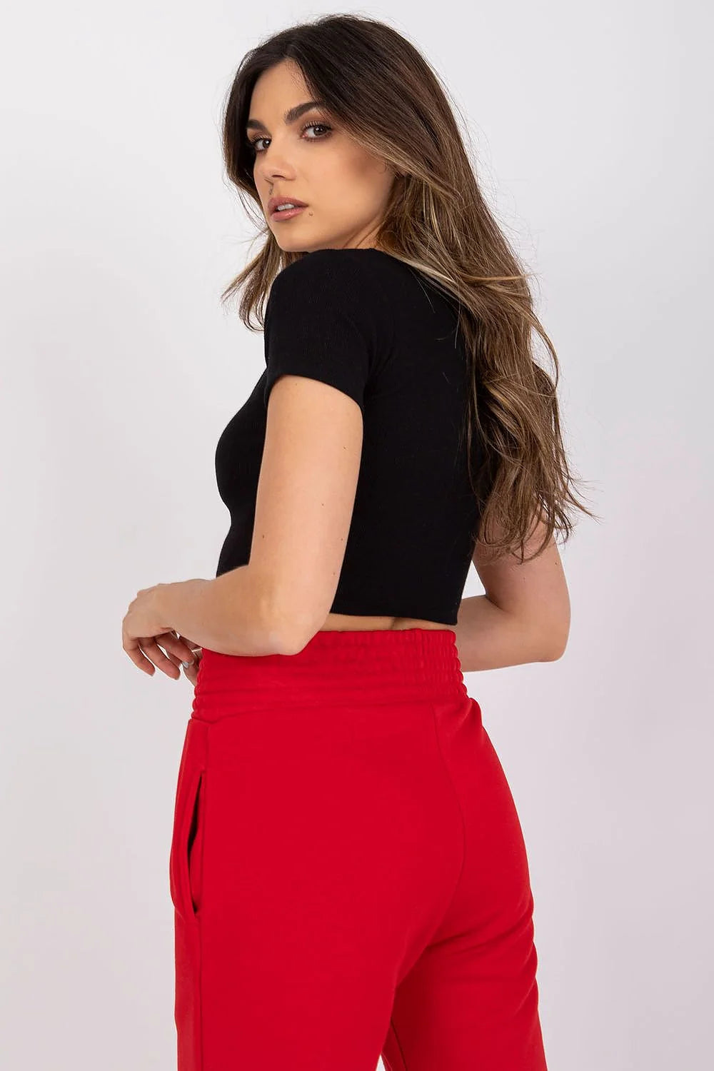 Ensemble femmes crop top et pantalon jogging Rue Paris Fashion, style moderne, matières douces, couleur noire et rouge vif, coupe ajustée et décontractée