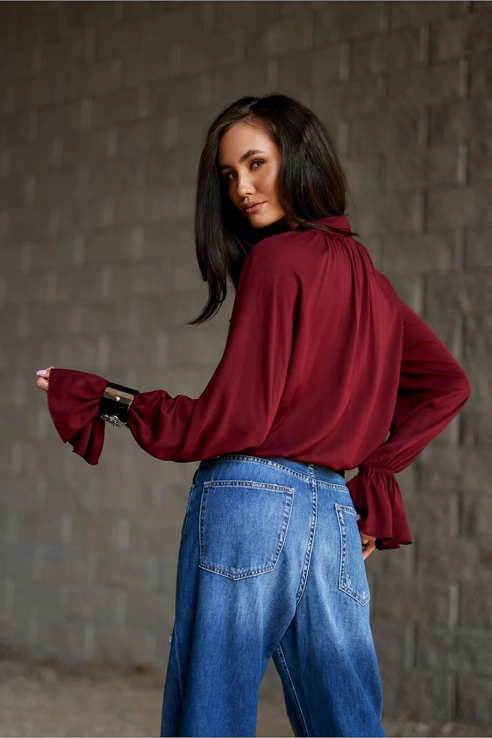 chemisier viscose lavallière bordeaux satiné fluide coupe ample fronces col noeud manches longues bouffantes poignets volantés chic polyvalent