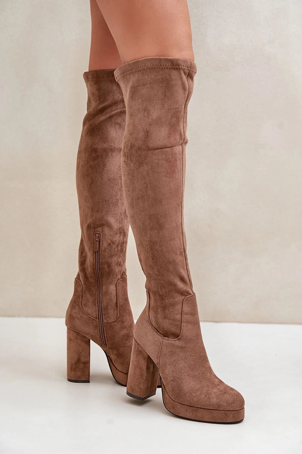 Bottes féminines en suédine écologique talon block marron clair design moderne pour robes et jupes automne hiver