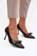 escarpins noirs vernis talons aiguilles 8cm bout pointu nœud plat œillets dorés silhouette affinée élégante sophistiquée soirée bureau féminine