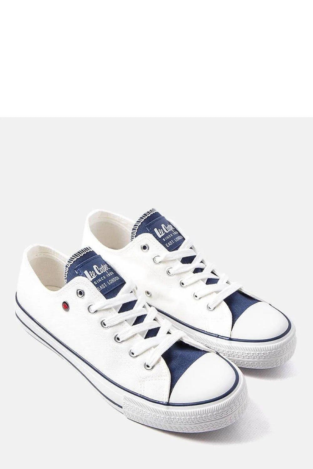 baskets femmes toile blanche semelle caoutchouc bande bleu marine étoile rouge œillets métalliques lacets blancs bout arrondi talon plat rétro