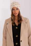 Bonnet d'hiver féminin en cachemire acrylique et coton, design moderne élégant, motifs stylisés, couleur beige clair, occasions multiples, confort et style intemporels