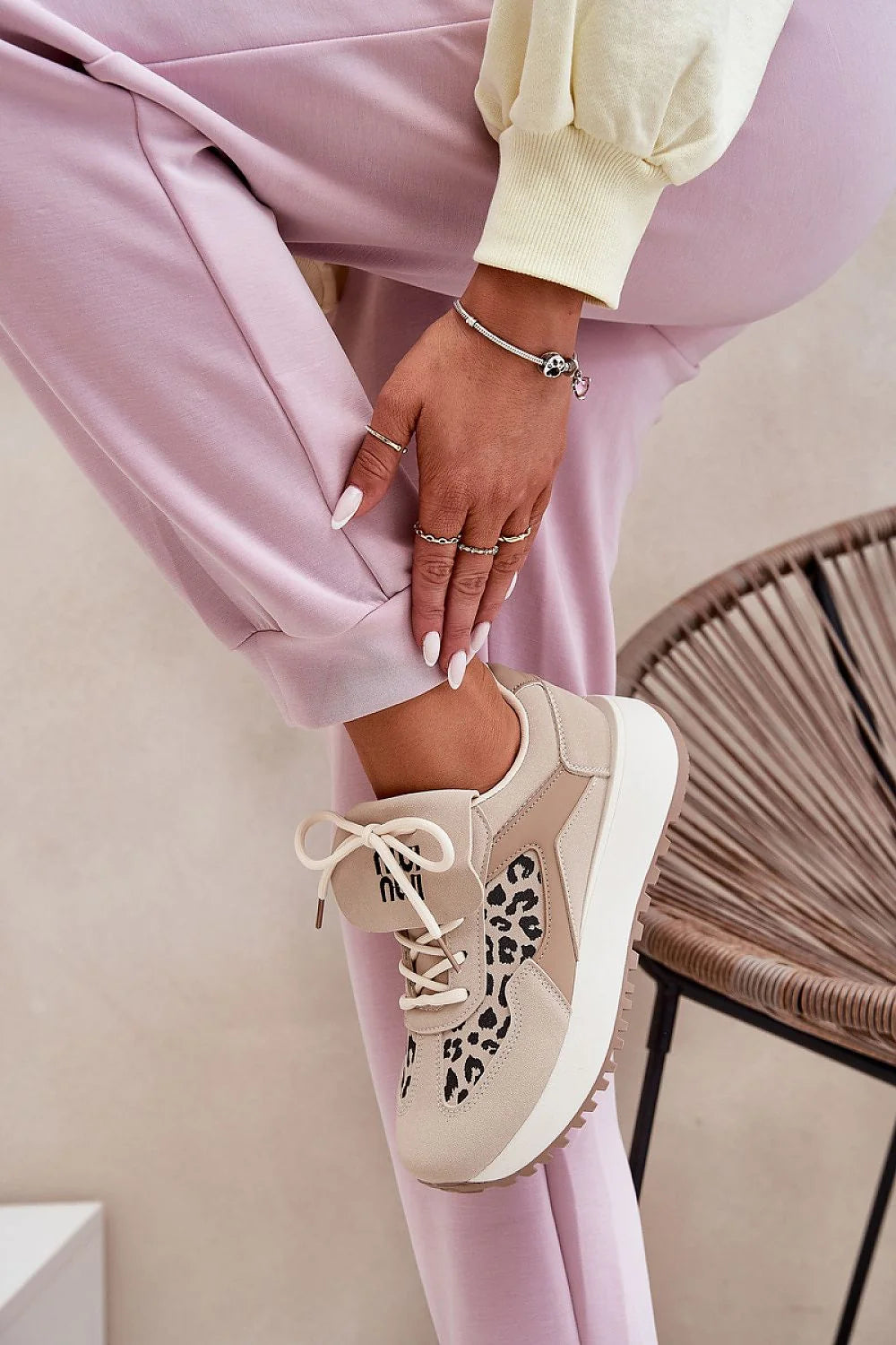 Chaussures de sport modernes pour femmes en cuir synthétique, motifs léopard, semelle épaisse, style versatile, confort maximal, mode urbaine, occasions multiples, design éco-responsable, parfait pour les promenades et les activités quotidiennes
