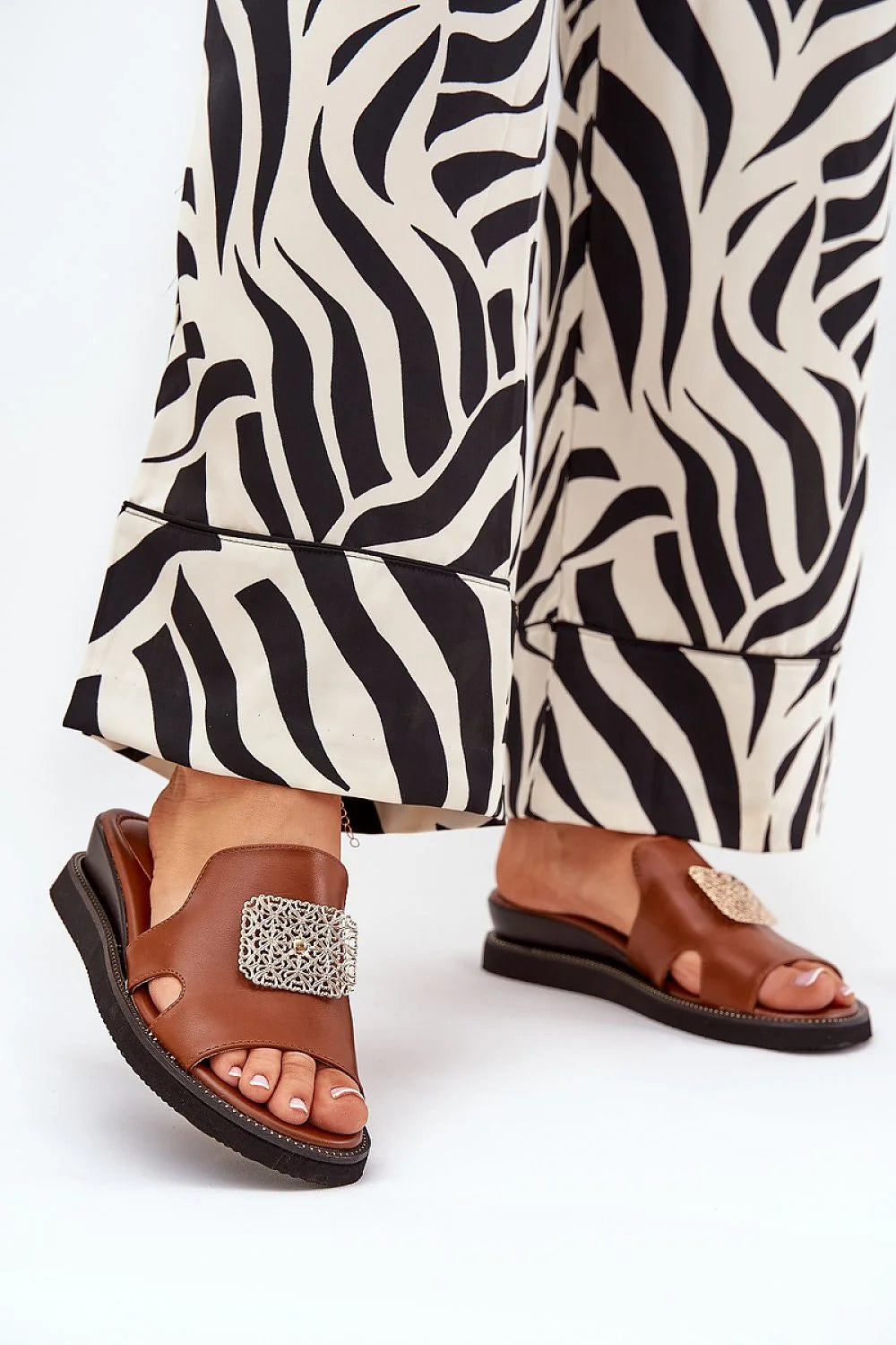 Sandales femmes design ouvert boucle argentée simili cuir marron semelle noire confort talon compensé occasionnels été