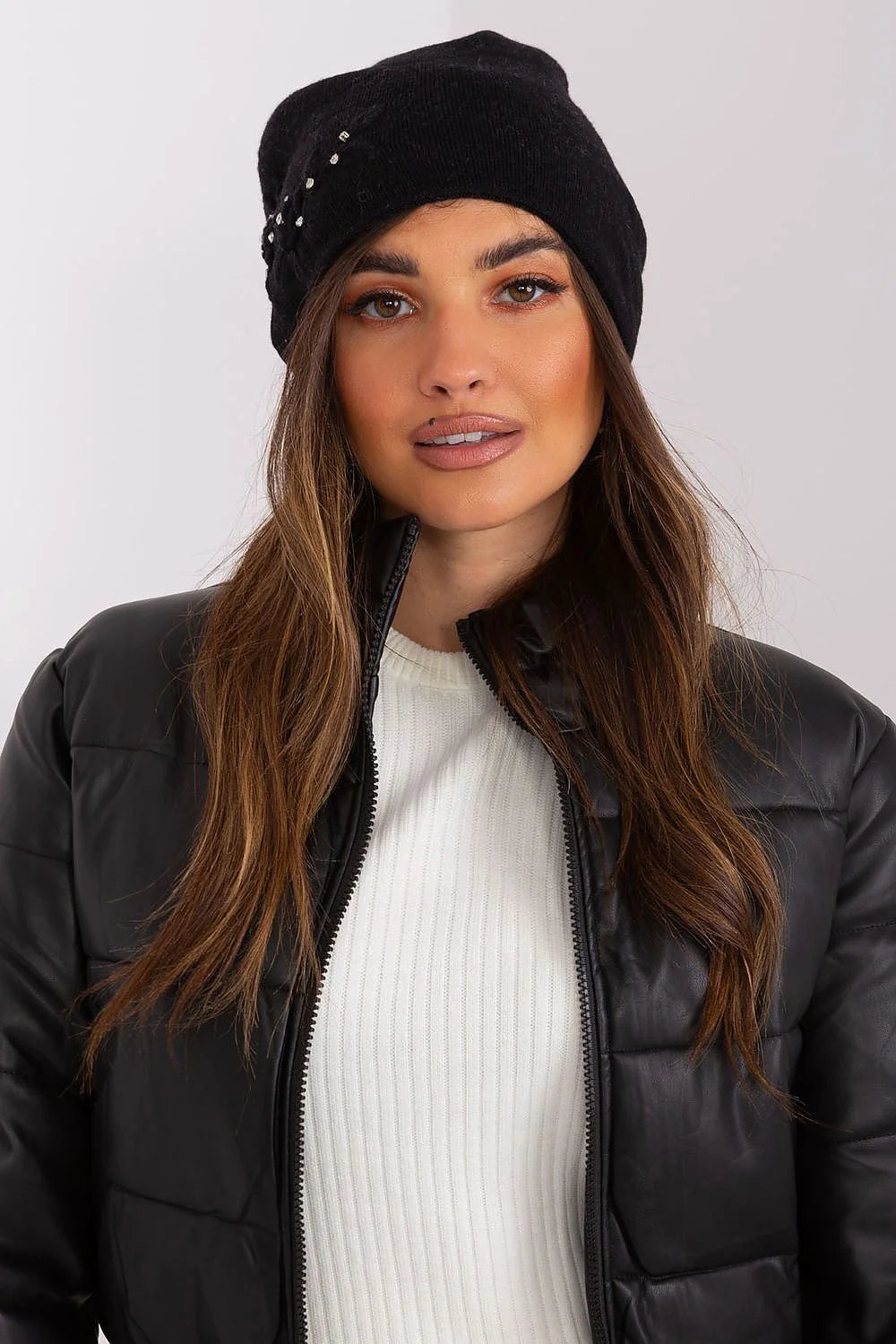 Bonnet d'hiver pour femme en tricot lisse, acrylique, coton, cachemire, noir, design simple, chic, perlé, élégance, versatile, style urbain, comfort, froid