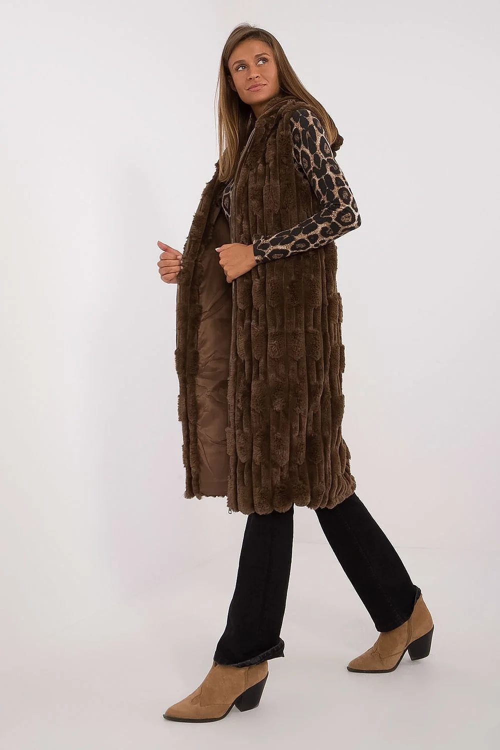 Gilet sans manches en fausse fourrure longue pour femmes, design élégant, capuche intégrée, couleur marron chocolat, coupe droite, occasion formelle et détente