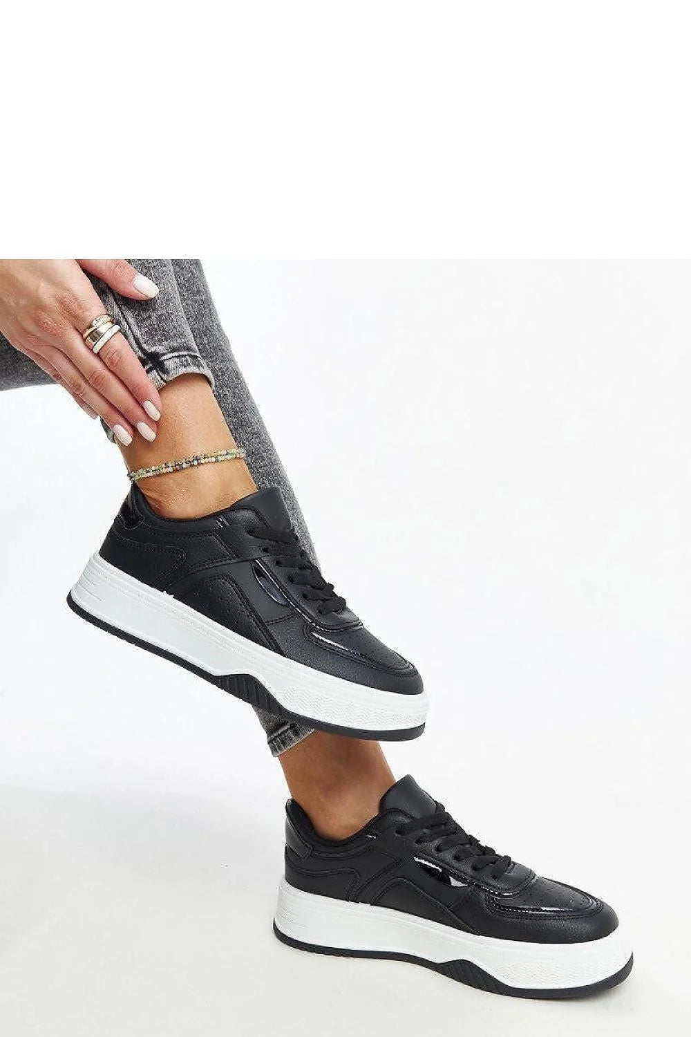 Baskets urbaines contemporaines femmes cuir synthétique noir semelle épaisse blanche design moderne tendance style décontracté