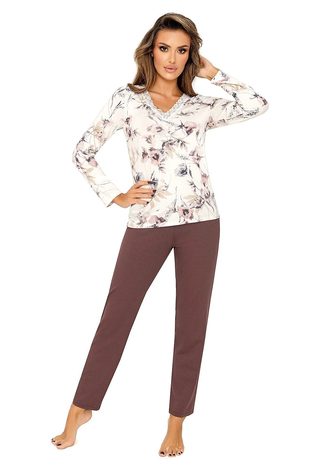 pyjama femme Belinda dentelle blanche col V manches longues imprimé floral aquarelle fond crème haut ajusté pantalon droit marron chocolat