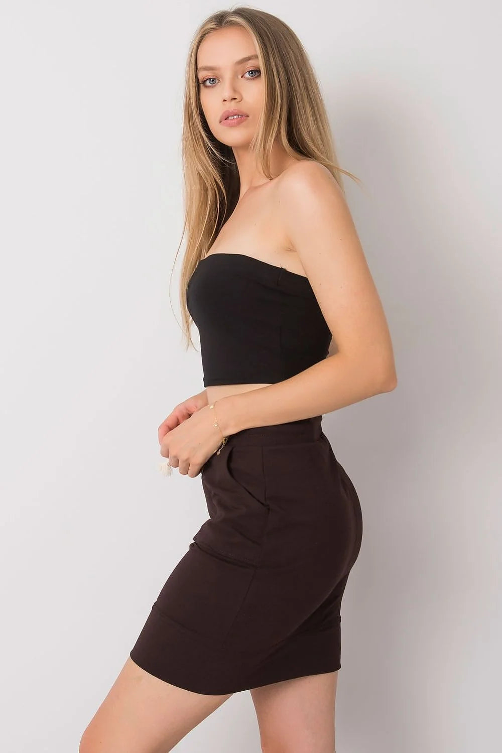 Tenue féminine deux pièces bandeau noir jupe courte marron fancy taille élastique poches visibles stretch coton polyester femme décontractée