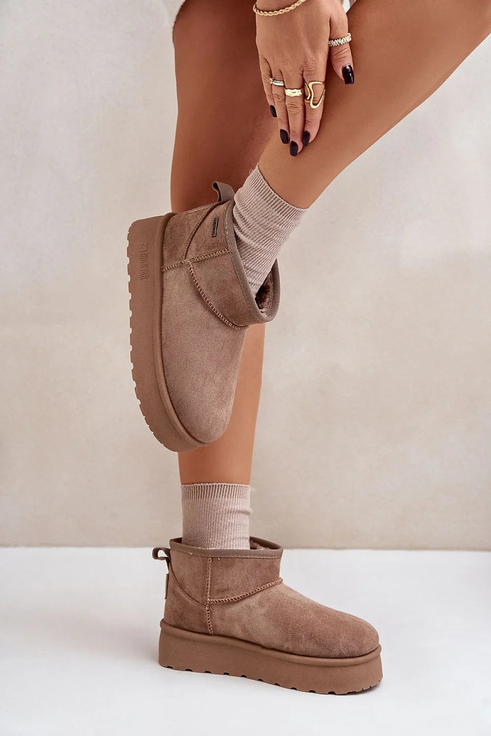 Bottes de neige pour femmes modernes design minimaliste couleur taupe matériau suédé écologique doublure fourrure semelle épaisse Chelsea sans lacets hiver 2023