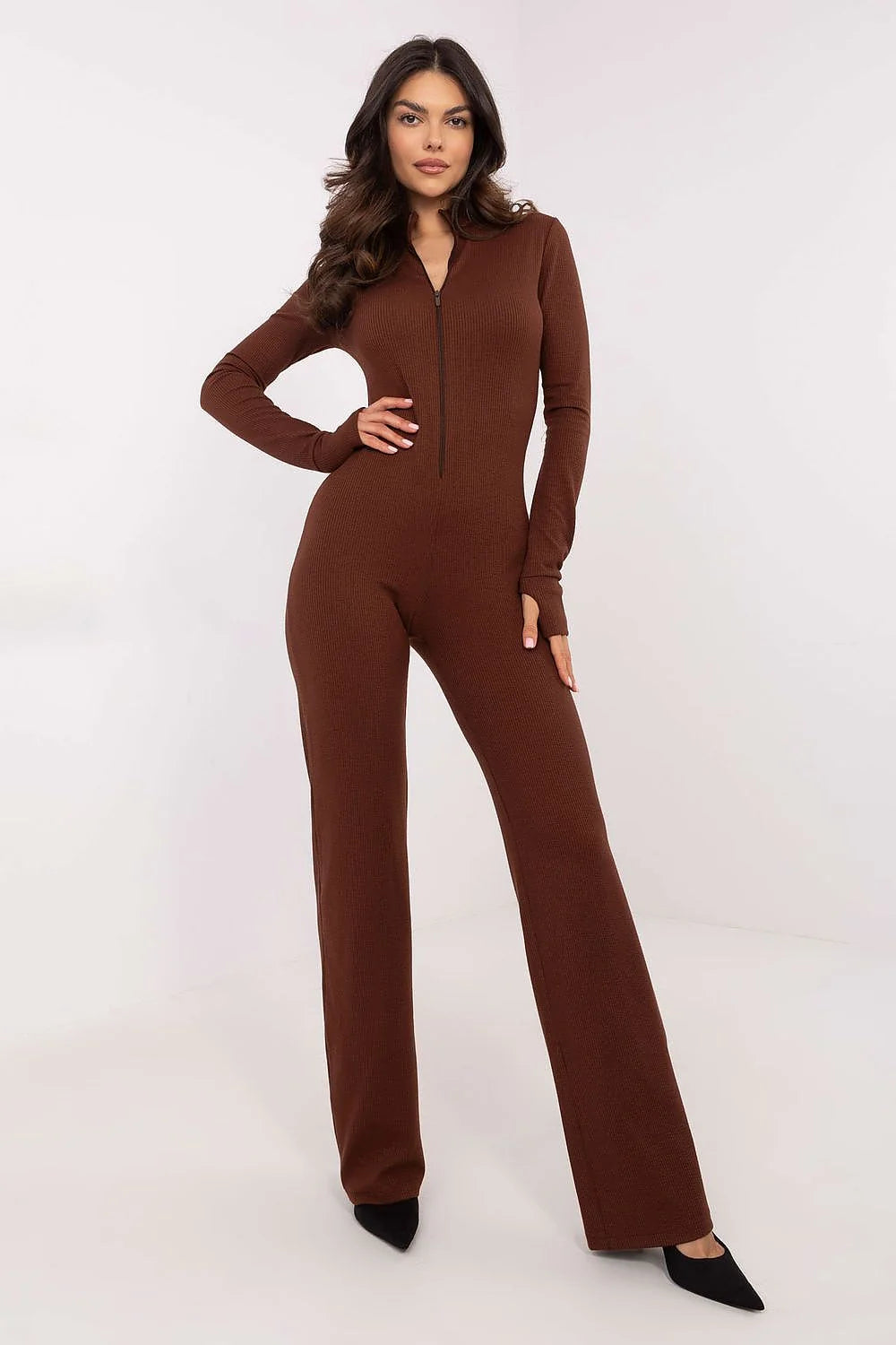 Combinaison féminine moderne ajustée hanches cuisses jambes évasées manches longues col montant couleur marron chocolat polyester spandex