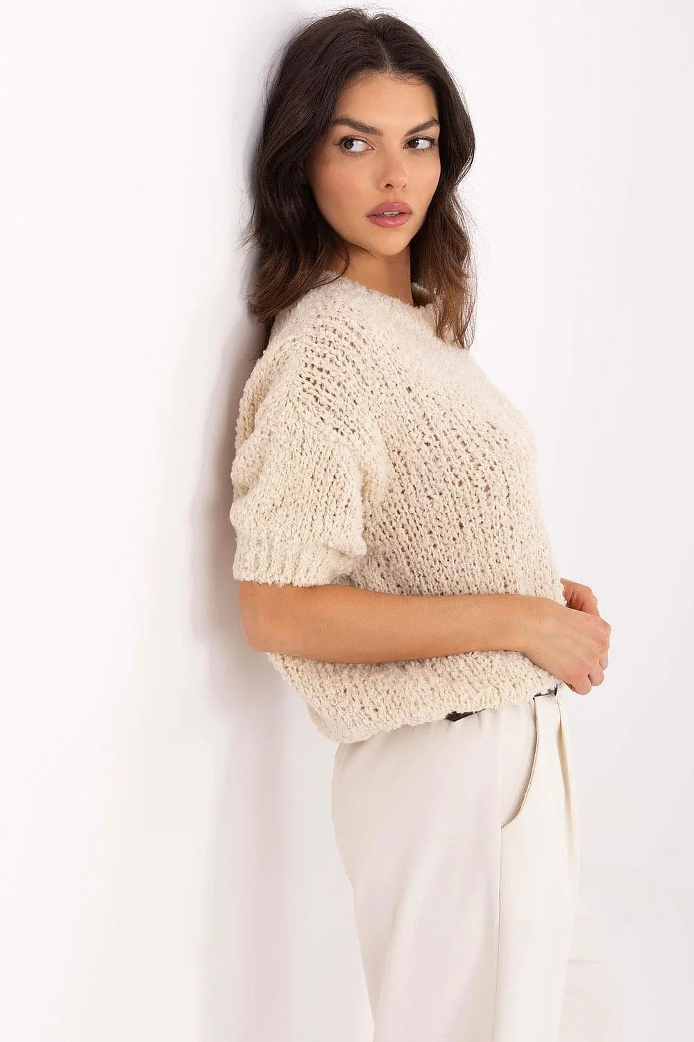 ensemble femme pull manches courtes pantalon taille haute minimaliste beige crème maille texturée côtelée oversize ceinture boucle dorée fluide élégant