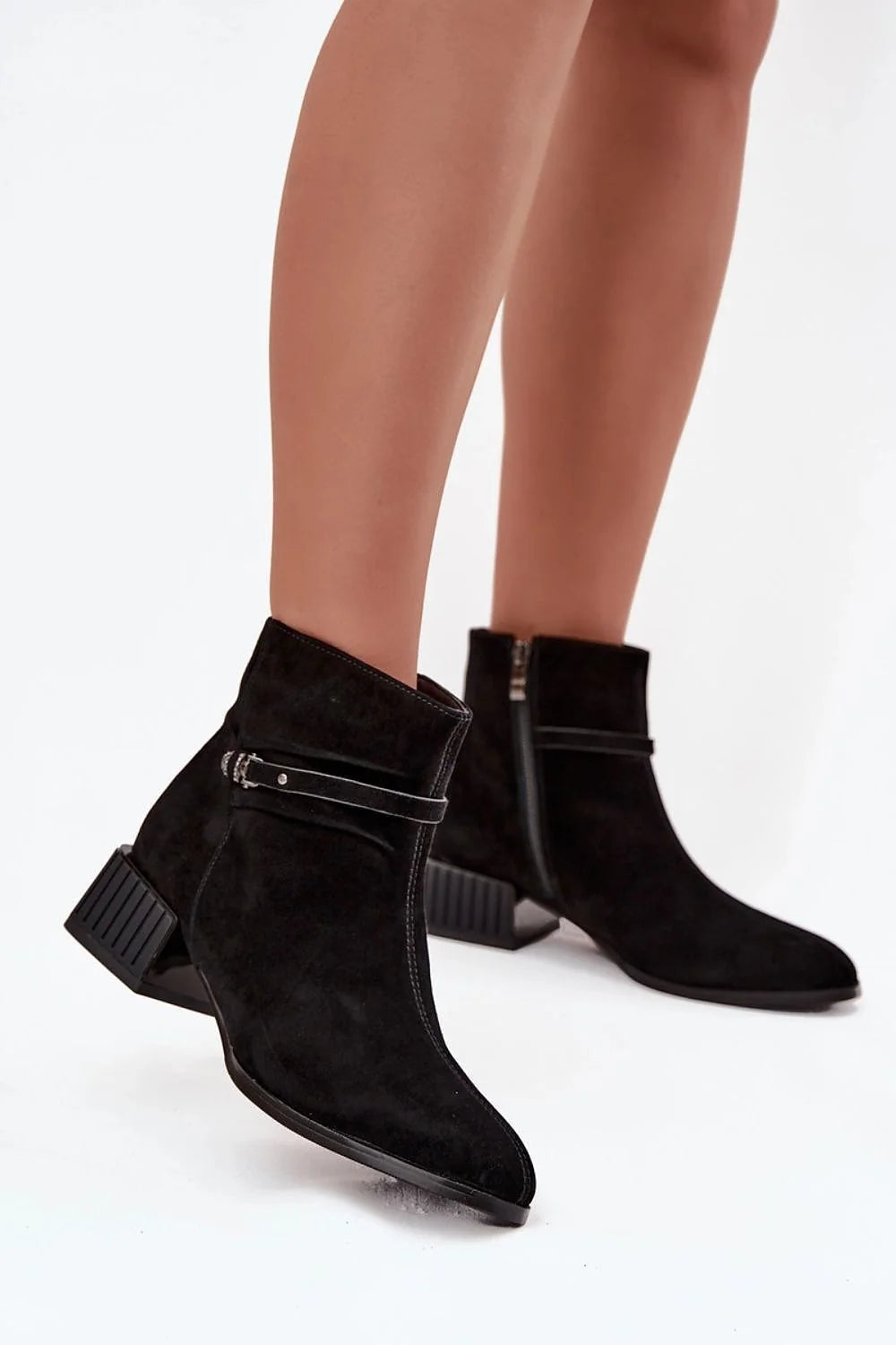bottines daim naturel féminine élégante confortable talon bloc stable doublure chaude fermeture éclair facile enfilage bande décorative couture avant chic