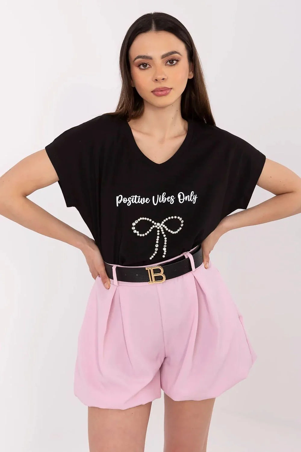 T-shirt noir manches courtes col V short rose ample ceinture noire boucle dorée mode femme casual élégant look