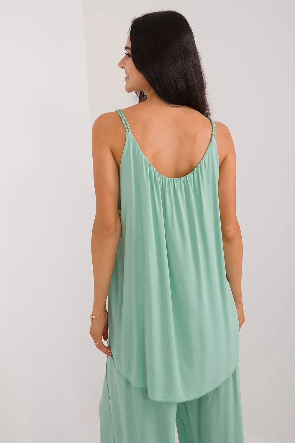 Top Och Bella chemisier féminin sans manches bretelles fines coupe large fluidité tissu viscose couleur vert pastel encolure ronde plissée occasion estivale détente
