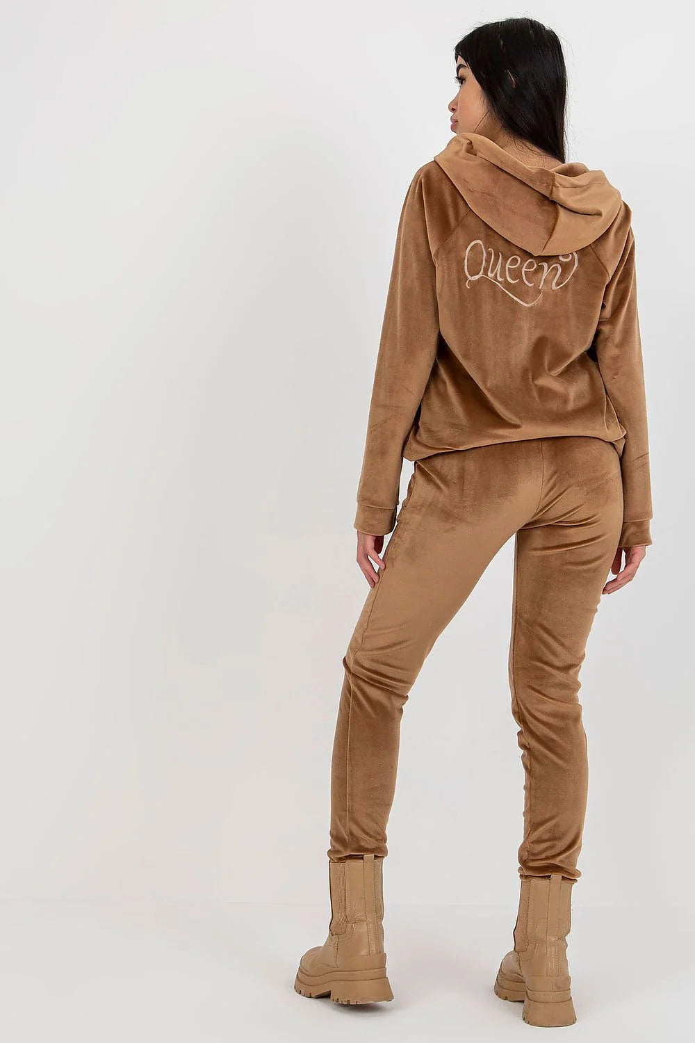 Ensemble velours femme sweat-shirt pantalon style décontracté couleur caramel matériau luxueux confort maximal mode tendance occasion quotidienne sortie décontractée