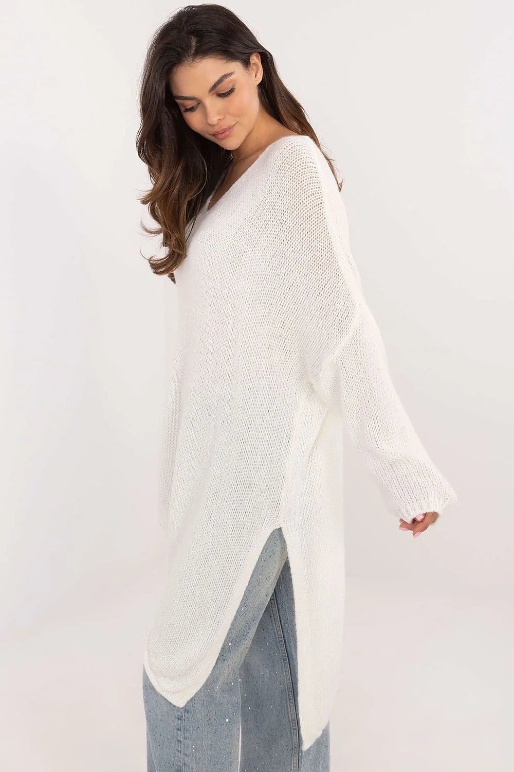 Pull oversize moderne pour femme en maille légère couleur ivoire coupe asymétrique manches longues encolure en V