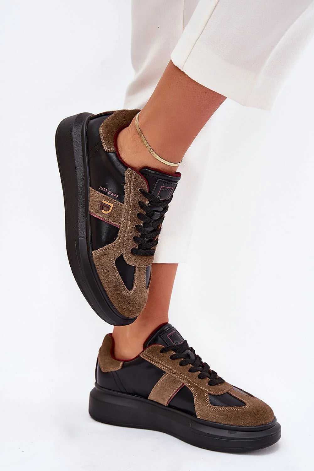 baskets basses femmes daim marron empiècements cuir noir semelle épaisse lacets noirs doublure bordeaux logo doré coutures visibles lignes contrastées